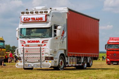 Skutech, Çek Cumhuriyeti, 26 Haziran 2020: Kamyon Fuarı. Çek Cumhuriyeti 'nde ulaşım festivali. Çocuklarla Kamyon Festivali hafta sonu. Çocuklar için kamyoncular yardım etkinliği.