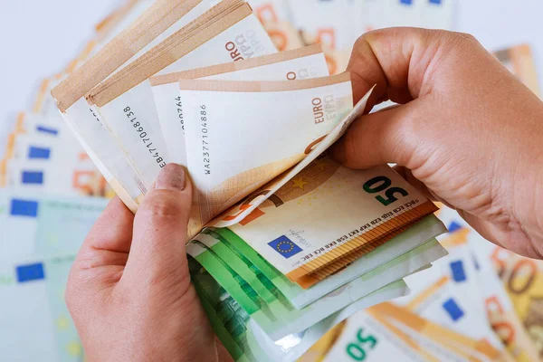 Vrouwenhanden Tellen Eurobankbiljetten Een Achtergrond Van Eurobankbiljetten Geef Geld Uit — Stockfoto