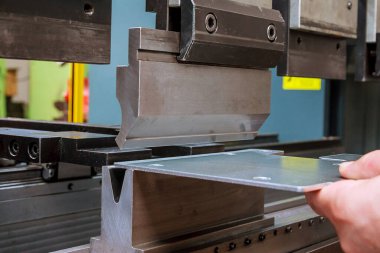 Fabrikada hidrolik bükme makinesiyle metal bükme levhası..