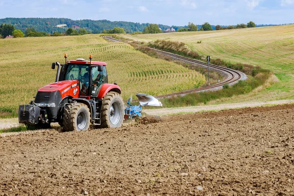 Skutech, República Checa, 20 de septiembre de 2019: Un tractor con un arado grande arada un campo . — Foto de Stock