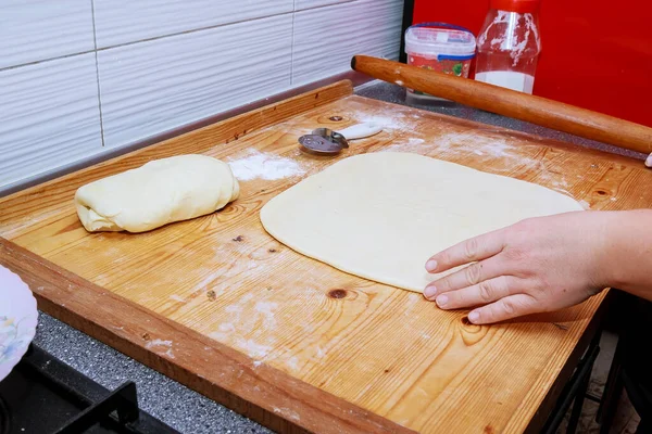 羊角面包做自制百吉饼 揉搓面团 切面和成型面团 — 图库照片