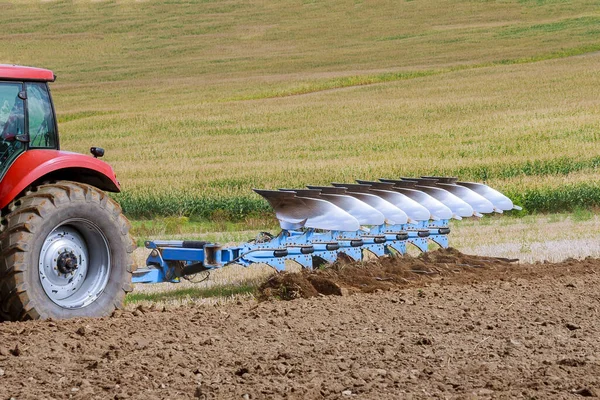 Grote Ploeg Een Tractor Tractor Met Landbouwbevestiging Het Veld Omploegen — Stockfoto