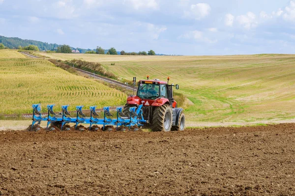 Grote Ploeg Een Tractor Tractor Met Landbouwbevestiging Het Veld Omploegen — Stockfoto