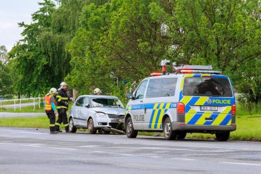 Skutech, Çek Cumhuriyeti, 26 Haziran 2020: Araba kazası, araba yoldan çıktı. Kurtarma ekipleri ve polis memurları yardım sağlıyor. Polis arabası ve itfaiye arabası..