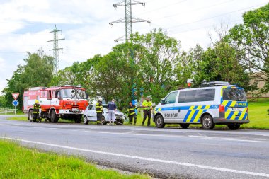 Skutech, Çek Cumhuriyeti, 26 Haziran 2020: Araba kazası, araba yoldan çıktı. Kurtarma ekipleri ve polis memurları yardım sağlıyor. Polis arabası ve itfaiye arabası..