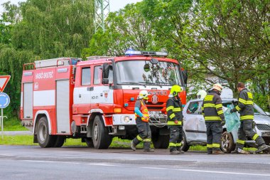 Skutech, Çek Cumhuriyeti, 26 Haziran 2020: Araba kazası, araba yoldan çıktı. Kurtarma ekipleri ve polis memurları yardım sağlıyor. Polis arabası ve itfaiye arabası..
