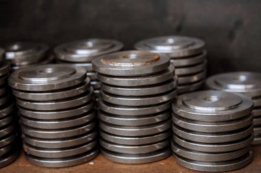 Modern bir CNC değirmen makinesinde işlemden sonra metal silindirik parçalar. Modern teknolojiler.