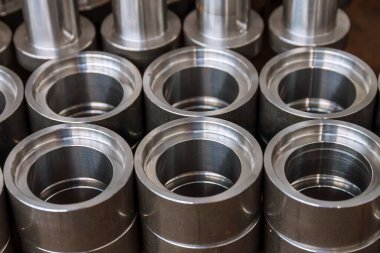 Modern bir CNC değirmen makinesinde işlemden sonra metal silindirik parçalar. Modern teknolojiler.