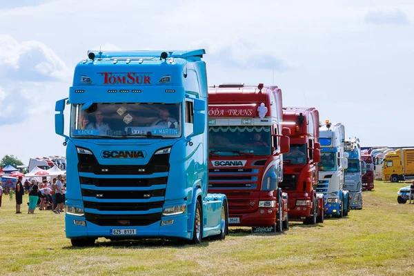 Skutech, Çek Cumhuriyeti, 26 Haziran 2020: Kamyon Fuarı. Çek Cumhuriyeti 'nde ulaşım festivali. Çocuklarla Kamyon Festivali hafta sonu. Çocuklar için kamyoncular yardım etkinliği.