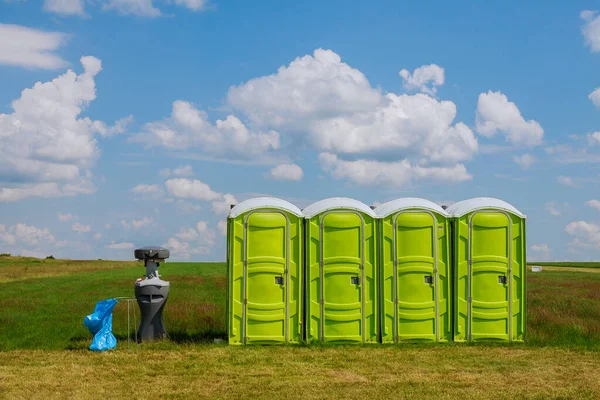 Toilet Portabel Rumput Latar Belakang Awan Toilet Bergerak — Stok Foto