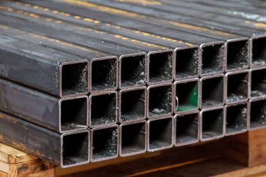 Bant testeresini kestikten sonra dikdörtgen çapraz kesitin metal profil borusu.