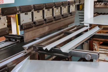 Fabrikada hidrolik makineyle metal bükme levhası.