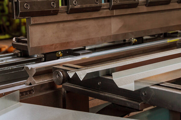 Гибридный листовой металл с гидравлической машиной на заводе