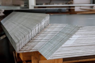 Metal levha bükülüyor. Metal levha ürünleri bükme işleminden sonra paletin üzerine istiflenir.