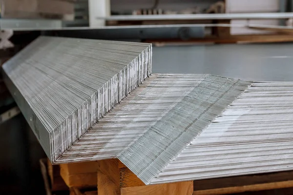 Metal levha bükülüyor. Metal levha ürünleri bükme işleminden sonra paletin üzerine istiflenir.