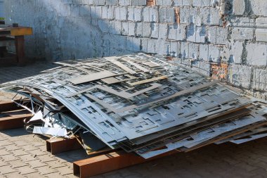CNC makinesinde metal levha kestikten sonra atık metal. Ağır endüstri. Metal kesim için CNC lazeri.