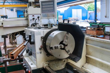 Fabrikadaki torna. Ağır endüstri. Metal endüstrisi.