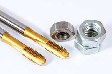 Metal iplik seti. Metal işleme aracı. Beyaz arkaplanda cıvatalar ve fındıklar izole.