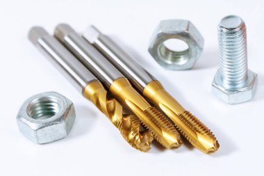 Metal iplik seti. Metal işleme aracı. Beyaz arkaplanda cıvatalar ve fındıklar izole.