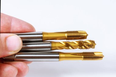 Metal iplik için dokunun. Metal işlemek için deli olmak lazım.