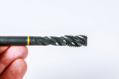 Metal iplik için dokunun. Metal işlemek için deli olmak lazım.