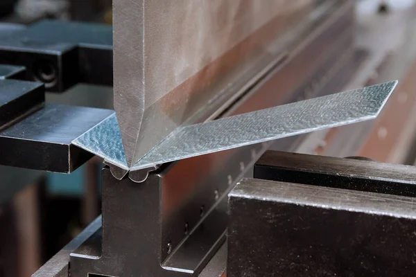 Fabrikada hidrolik bükme makinesiyle metal bükme levhası..