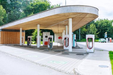 Humpolec, CZECH REPUBLIC - 9 Temmuz 2020: Tesla Avrupa 'daki şarj istasyonları. Tesla ve diğer elektrikli araçlar yükleniyor.