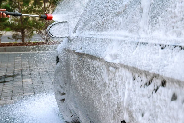 Autowäsche zur Selbstbedienung. Hochdruckwasser und Schaum waschen. — Stockfoto