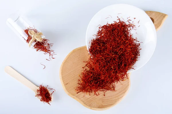 Dry Saffron Spice Plate Plate White Background 과학에 사프란을 사용하는 — 스톡 사진