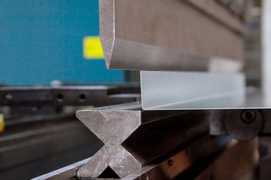 Fabrikada hidrolik makineyle metal bükme levhası.