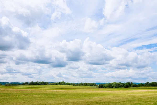 푸른 하늘을 배경으로 푸른 구름이 초원을 뒤덮고 있다. — 스톡 사진