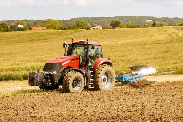 Agricultor Tractor Rojo Preparando Tierra Para Siembra — Foto de Stock