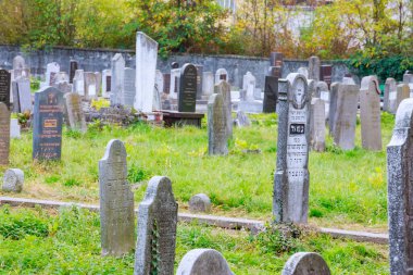 Uzhhorod, Ukrayna, 30 Ekim 2020 Ukrayna 'daki eski Yahudi mezarlığı.