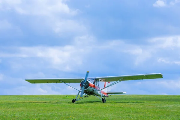 Malá Letadla Před Startem Poli Proti Modré Obloze — Stock fotografie