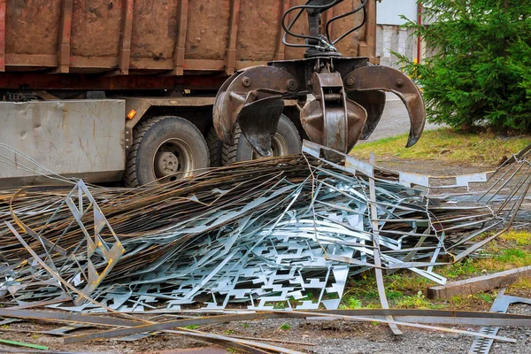 Camión Garras Carga Chatarra Metal Industrial Para Reciclaje — Foto de Stock