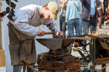 PRAG, CZECH REPUBLIC - 8 Nisan 2019: kömür demircileri için fırın. Çelik dövmek için ekipman. Prag 'ın merkezinde metal dövmeci sokak gösterisi.