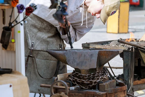 PRAG, CZECH REPUBLIC - 8 Nisan 2019: kömür demircileri için fırın. Çelik dövmek için ekipman. Prag 'ın merkezinde metal dövmeci sokak gösterisi.