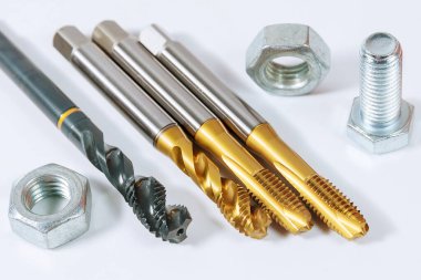 Metal iplik seti. Metal işleme aracı. Beyaz arkaplanda cıvatalar ve fındıklar izole.