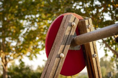 Parkta salıncağın bir parçası bağlanıyor