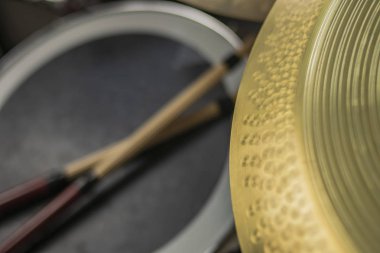 Toms ve fırçalı altın porselen tabaklar solmuş