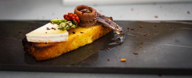 Peynirli ançüez ve ekstra zeytinli kuşkonmaz.