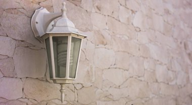 Klasik tarz asılı lamba taşlı cephede