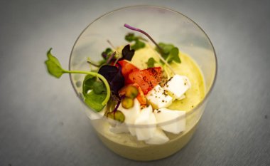 Yeşil lahanalı, peynirli, domatesli ve kuşkonmaz tatma bardağı.