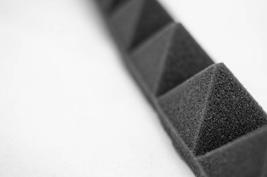 Beyaz arkaplanda yalıtım ve ses emilim piramitleri