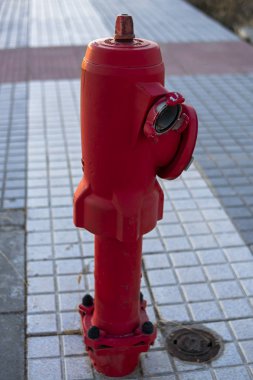 İtfaiye hortumlarını tamir etmek için itfaiye musluğu. Şehir merkezindeki bir kaldırımda.