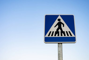 Temiz gökyüzünde yaya geçidinin dikey işareti