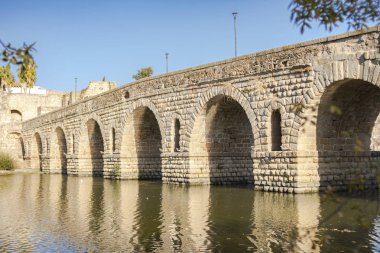 Roma köprüsü bulanık nehrin üzerinde korunmuş