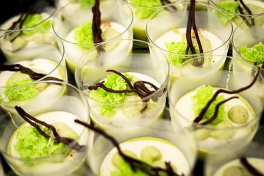 Çikolata detaylarıyla servis edilecek çeşitli özenle hazırlanmış soğuk tatlılar.