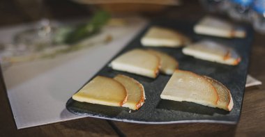 Yemek servisinde servis tabağında hazırlanmış peynir tabağı.