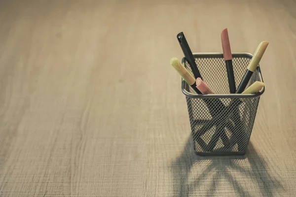 The metal bin pen on wooden table with markers — Stock Photo, Image